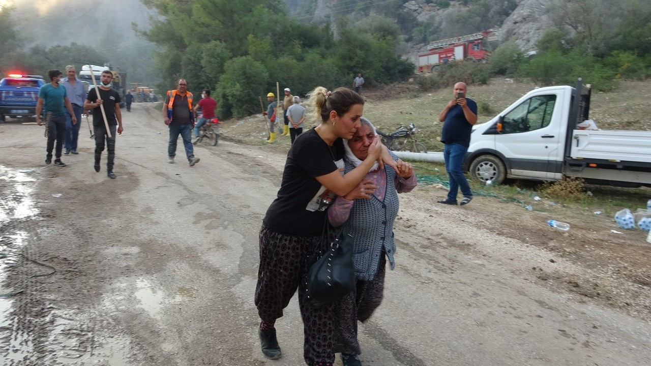 Sütçüler’deki yangında 15 ev zarar gördü, 10 kişi dumandan etkilendi