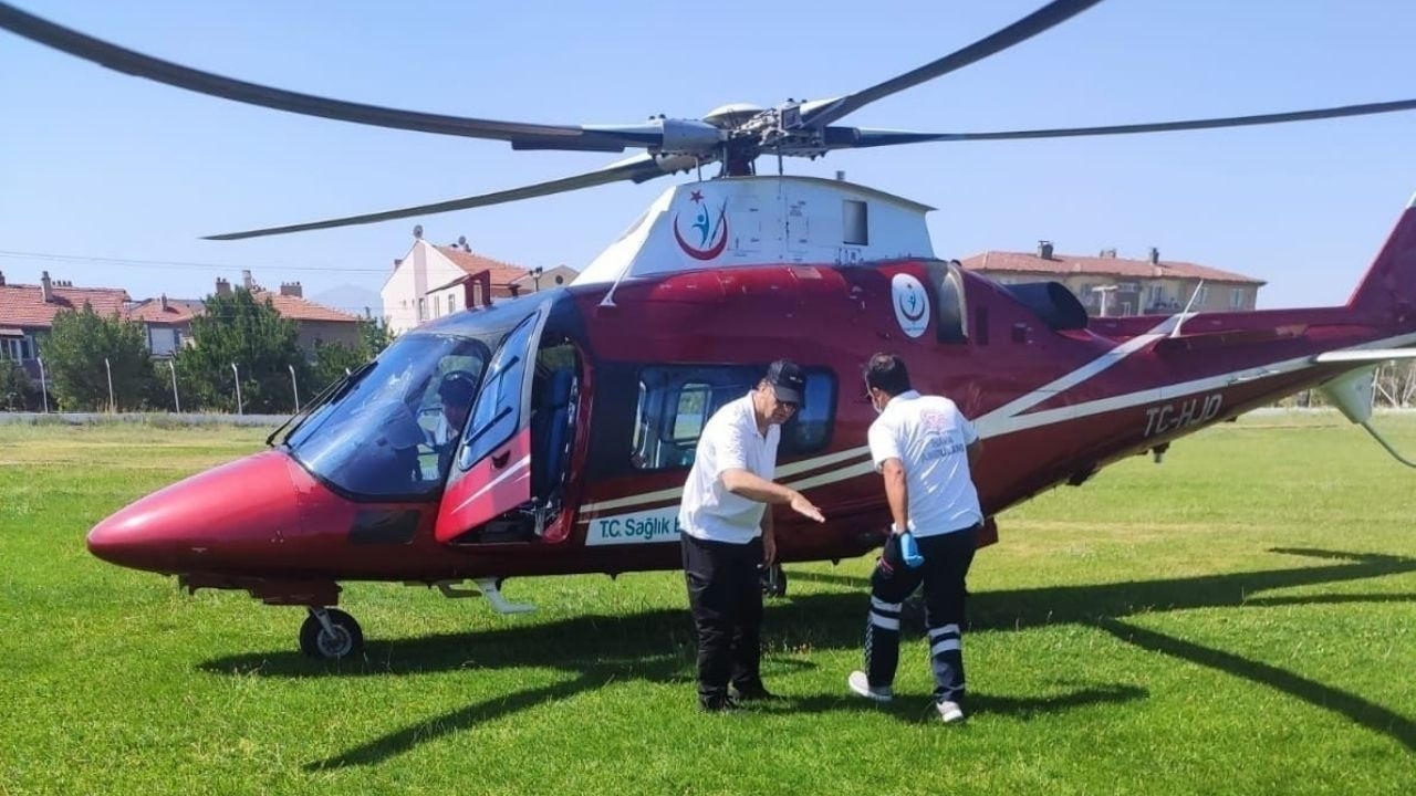 Boğazına para kaçan çocuk helikopter ambulansla hastaneye götürüldü