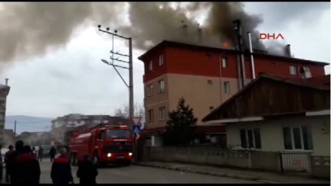 Bolu’da 4 apartmanın çatıları alev alev yandı