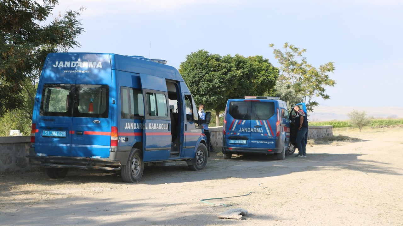 Arazi anlaşmazlığı nedeniyle mezarlıkta buluştuğu baba ile oğlunu öldürdü