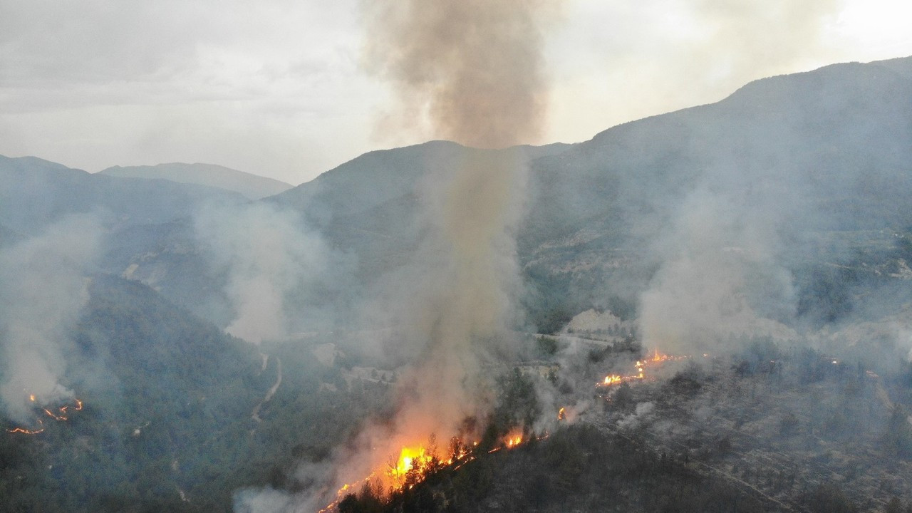 Karabük’teki orman yangını havadan görüntülendi