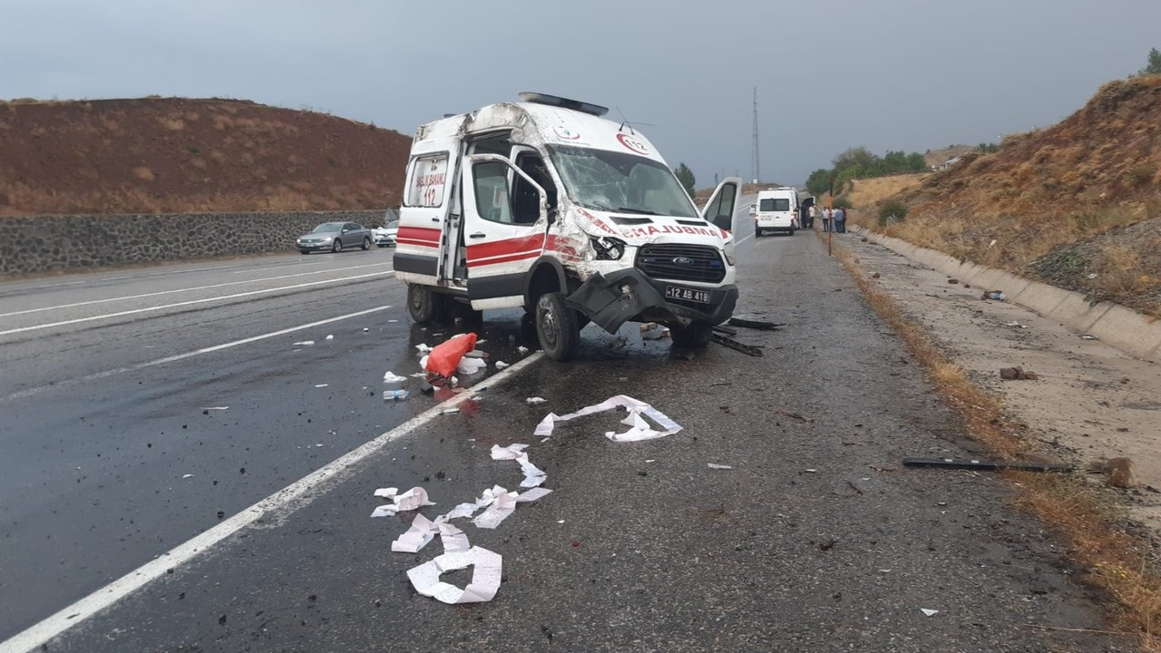 Bingöl’de ambulans kaza yaptı: 3 yaralı