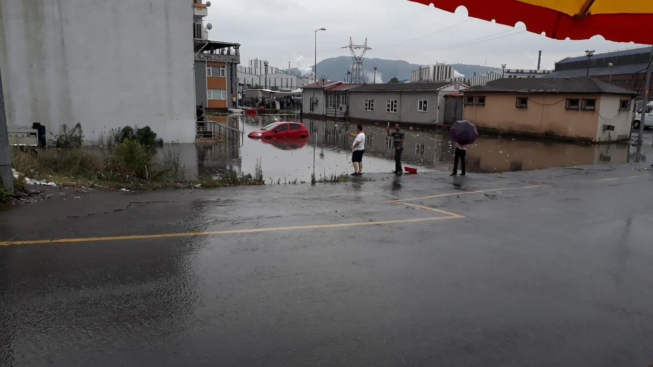 Ereğli’de sağanak nedeniyle pazaryeri sular altında kaldı