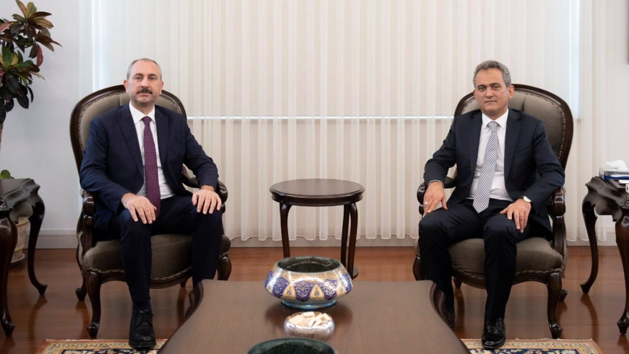 Adalet Bakanı Gül'den, Bakan Özer'e 'hayırlı olsun' ziyareti