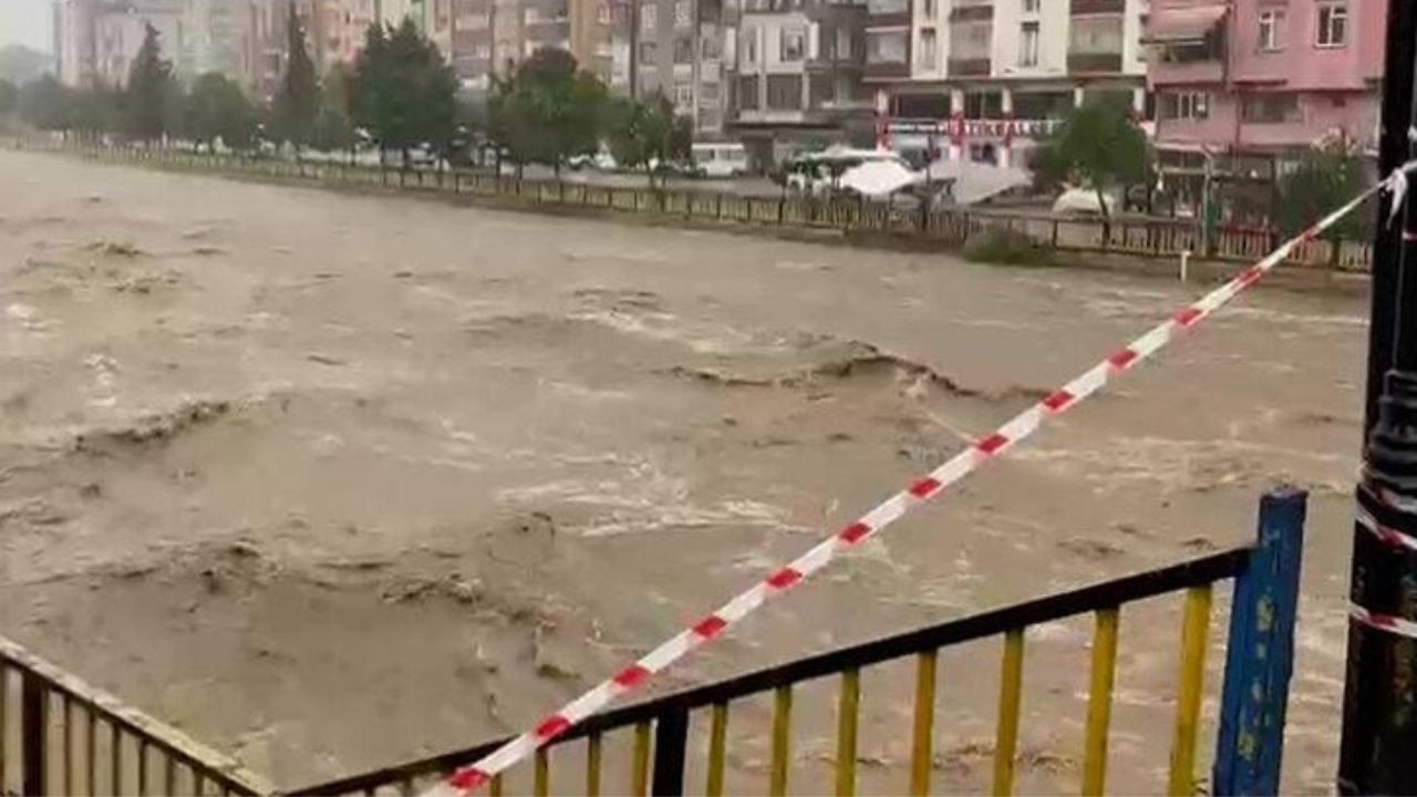 Samsun Terme'de köprüler araç ve yaya trafiğine kapatıldı!