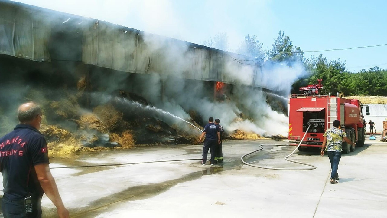 400 ton saman küle döndü