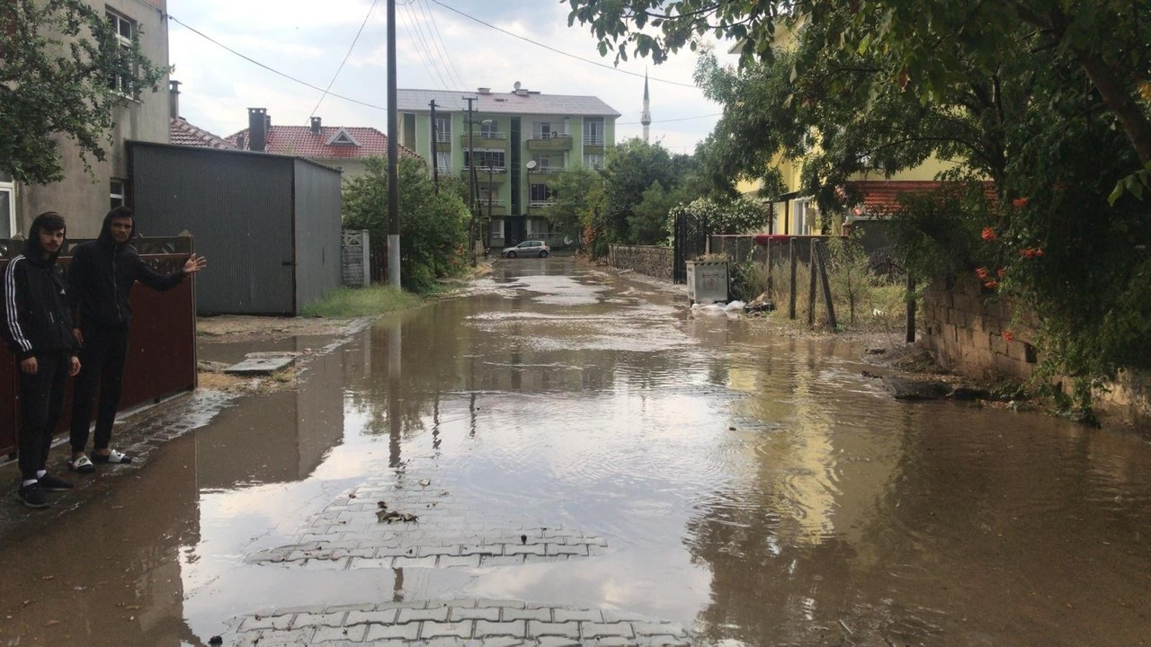 Tekirdağ’da dolu ve sağanak yağış hayatı olumsuz etkiledi