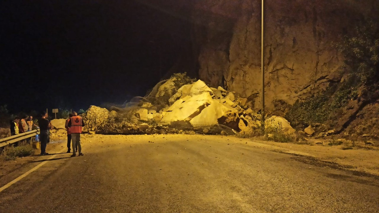 Dev kayalar yola düştü, ilçe yolu ulaşıma kapandı 