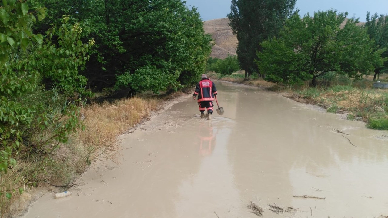 Sel yolu araç trafiğine kapattı