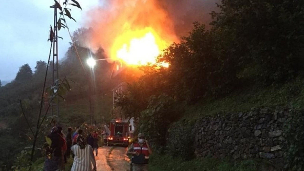 Trabzon’un Çaykara ilçesindeki yangın paniğe neden oldu