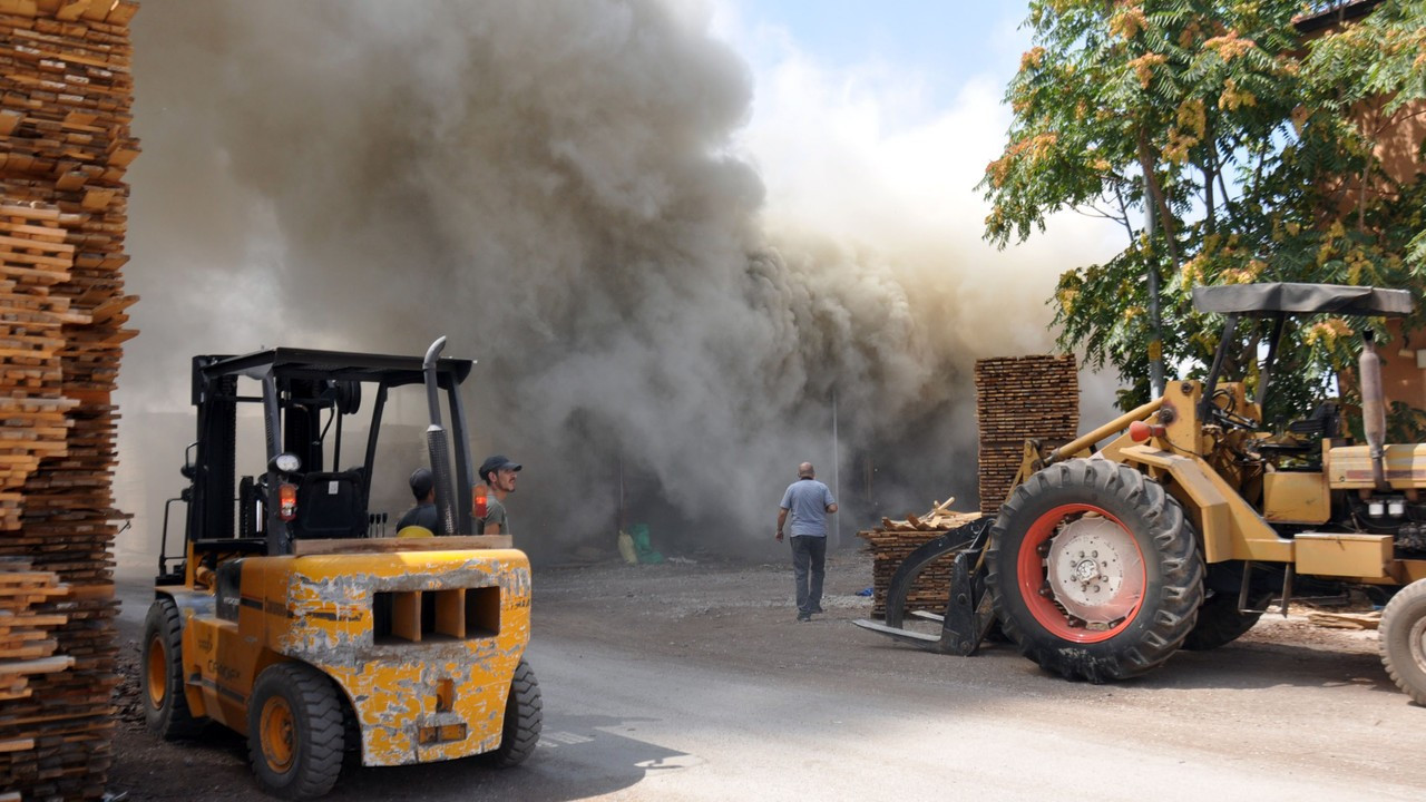 Karaman'da kereste deposunda yangın