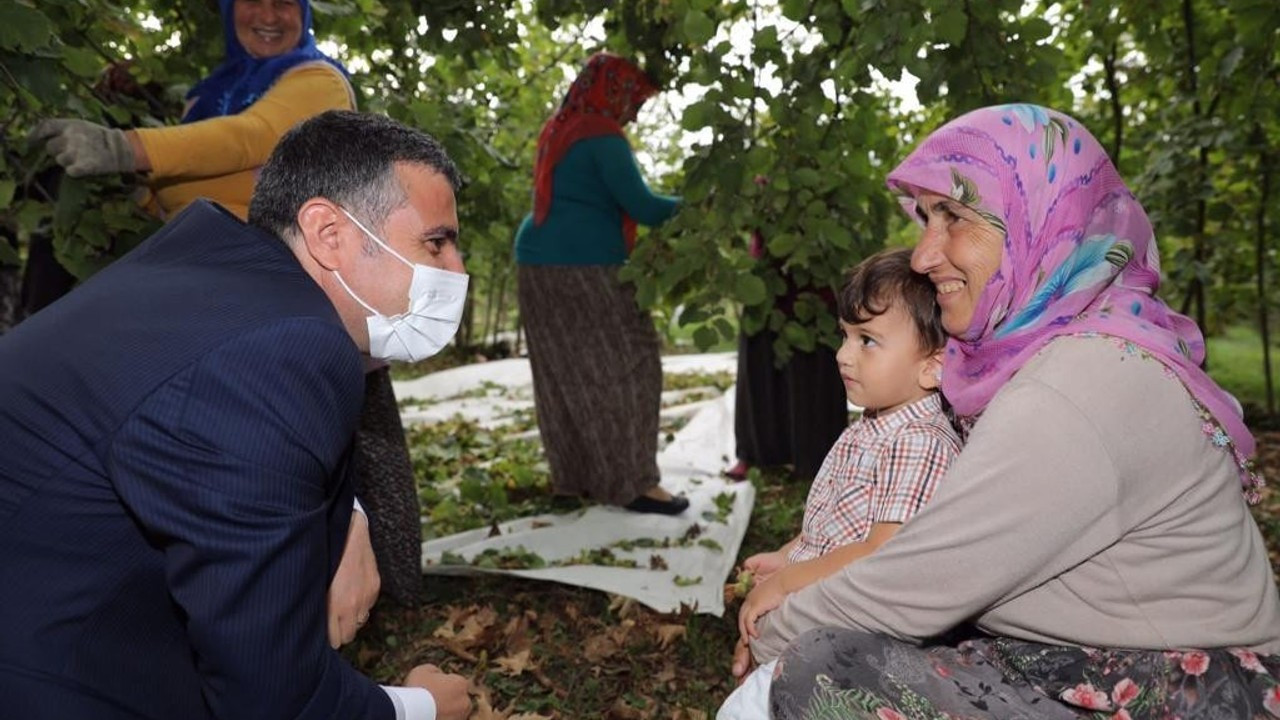 Vali Atay fındık işçileri ile sohbet etti