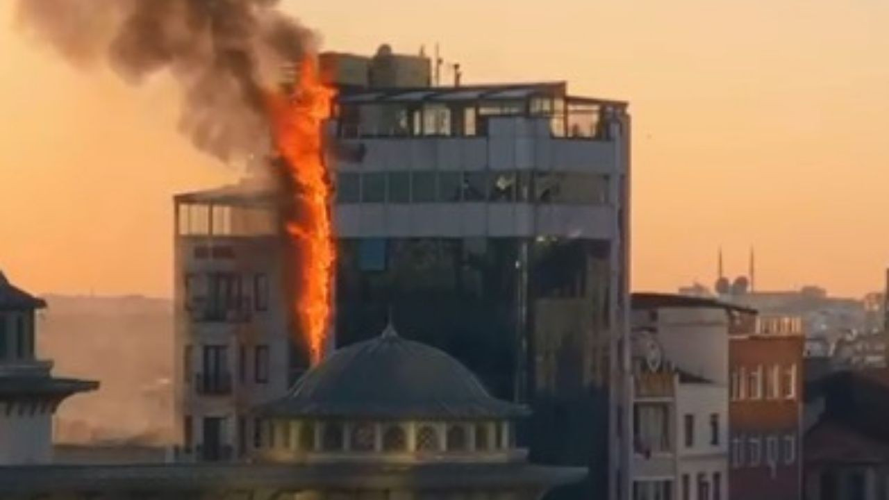 Taksim'de korkutan yangın!