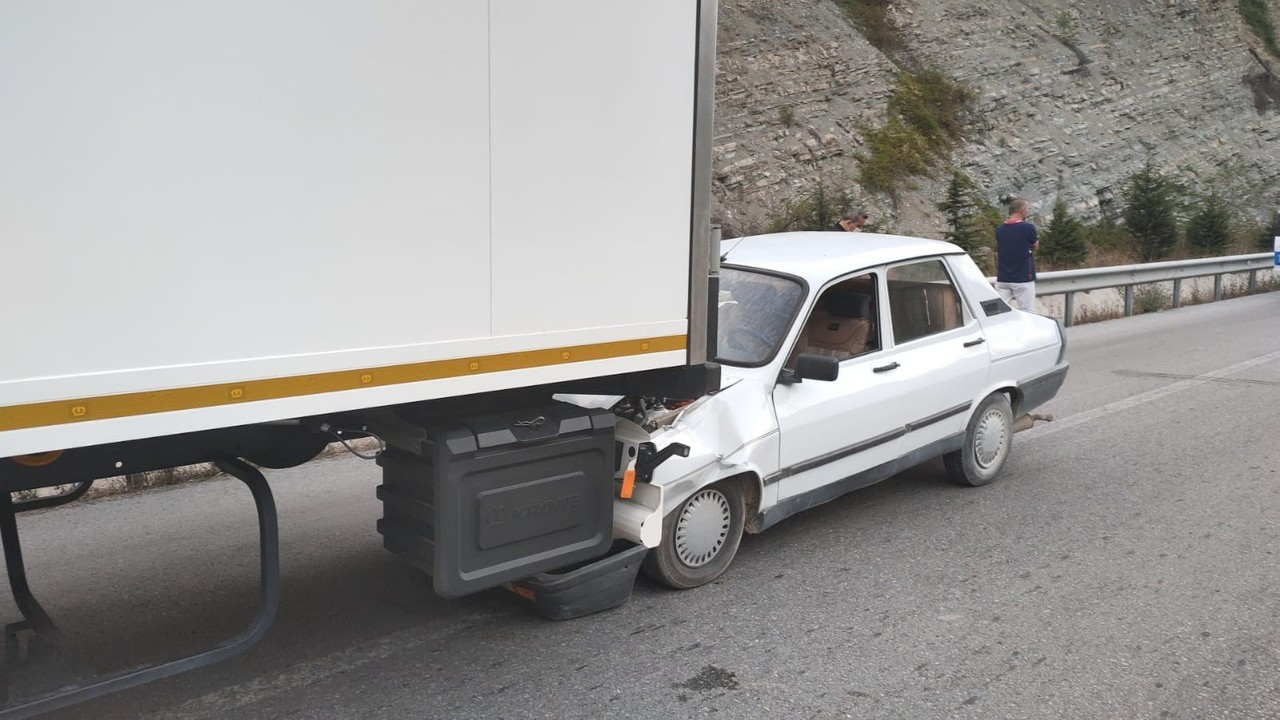 Samsun’da otomobil tıra arkadan çarptı: 1 yaralı