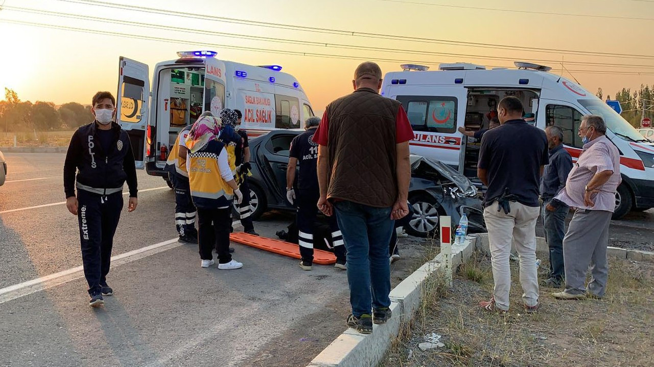 Sivas’ta TIR ile otomobil çarpıştı: 5 yaralı