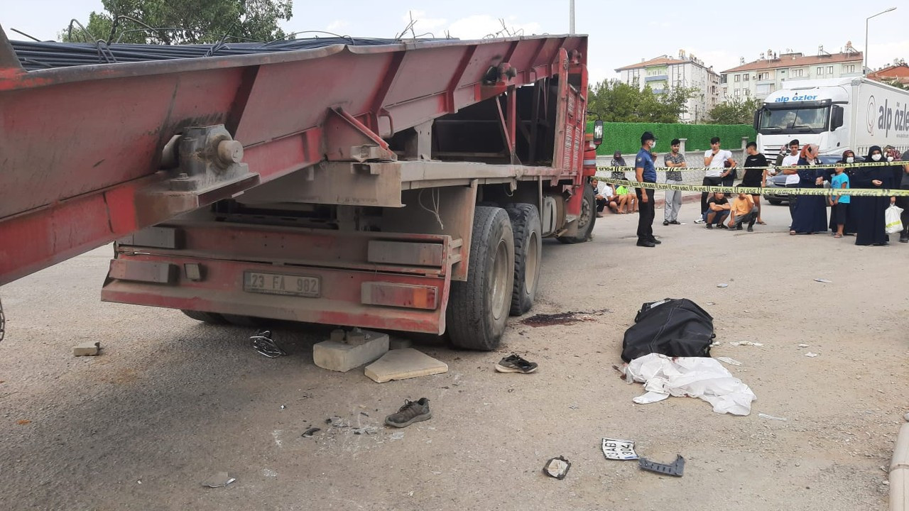 Motosiklet demir yüklü kamyonun altına girdi; 1 ölü, 1 yaralı