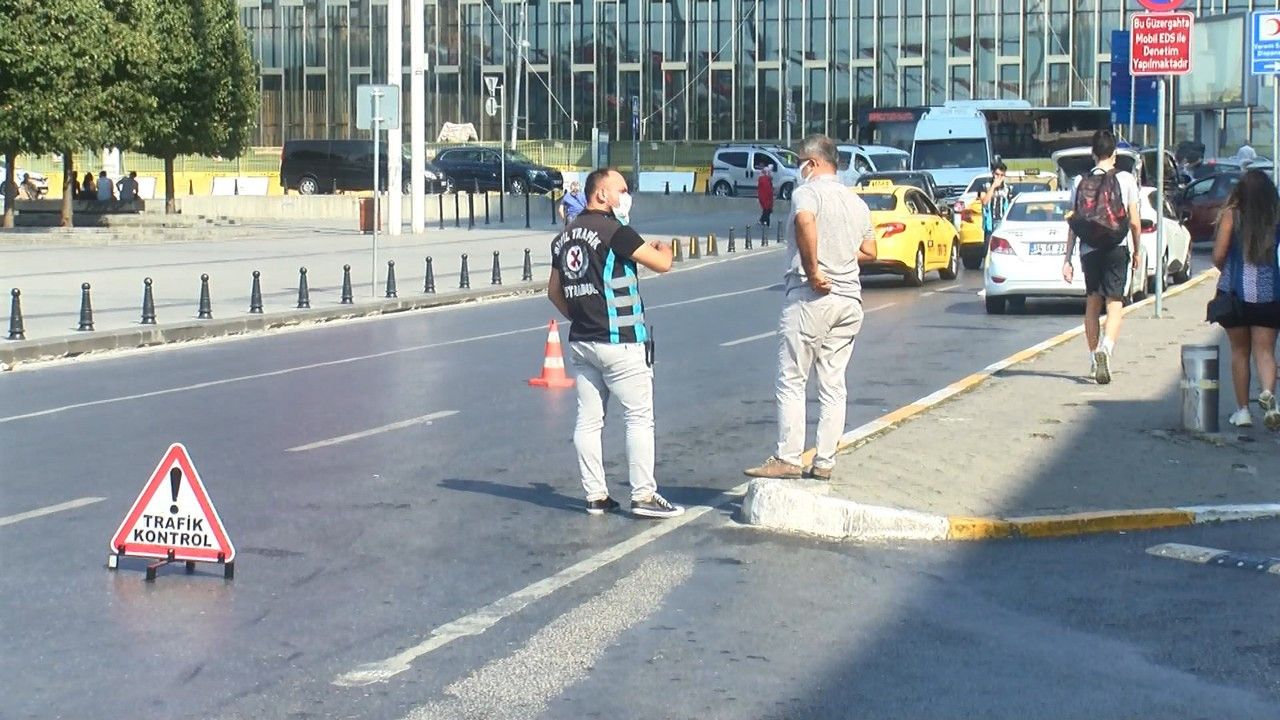 Taksim'de kısa mesafe almayan ve müşteri seçen taksicilere ceza kesildi