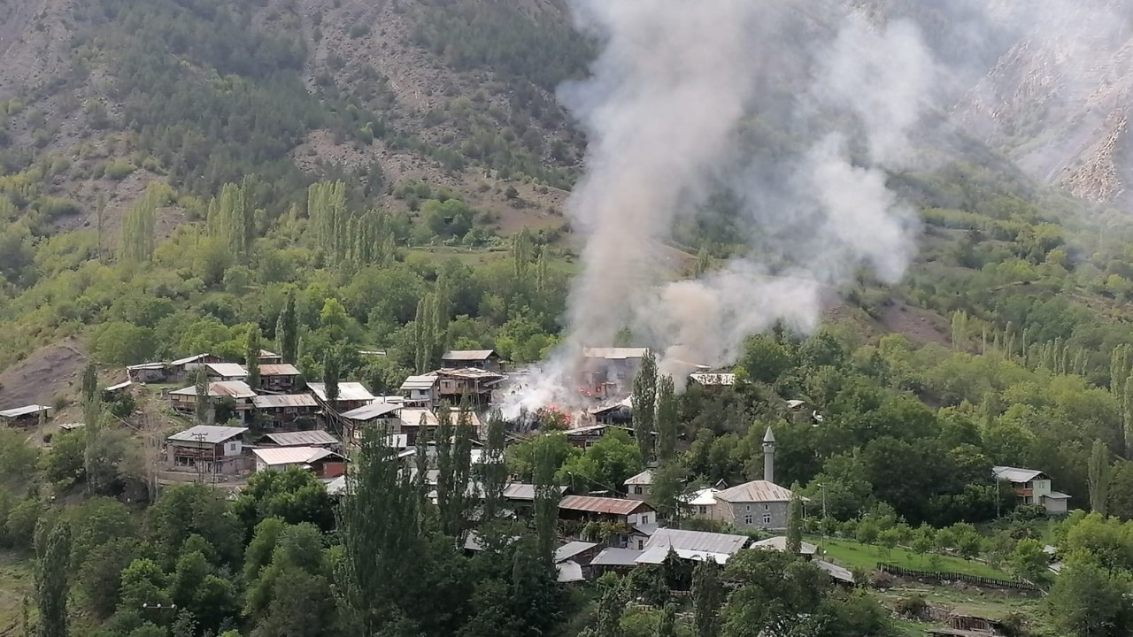 Erzurum'da korkutan yangın: 6 ev alevlere teslim