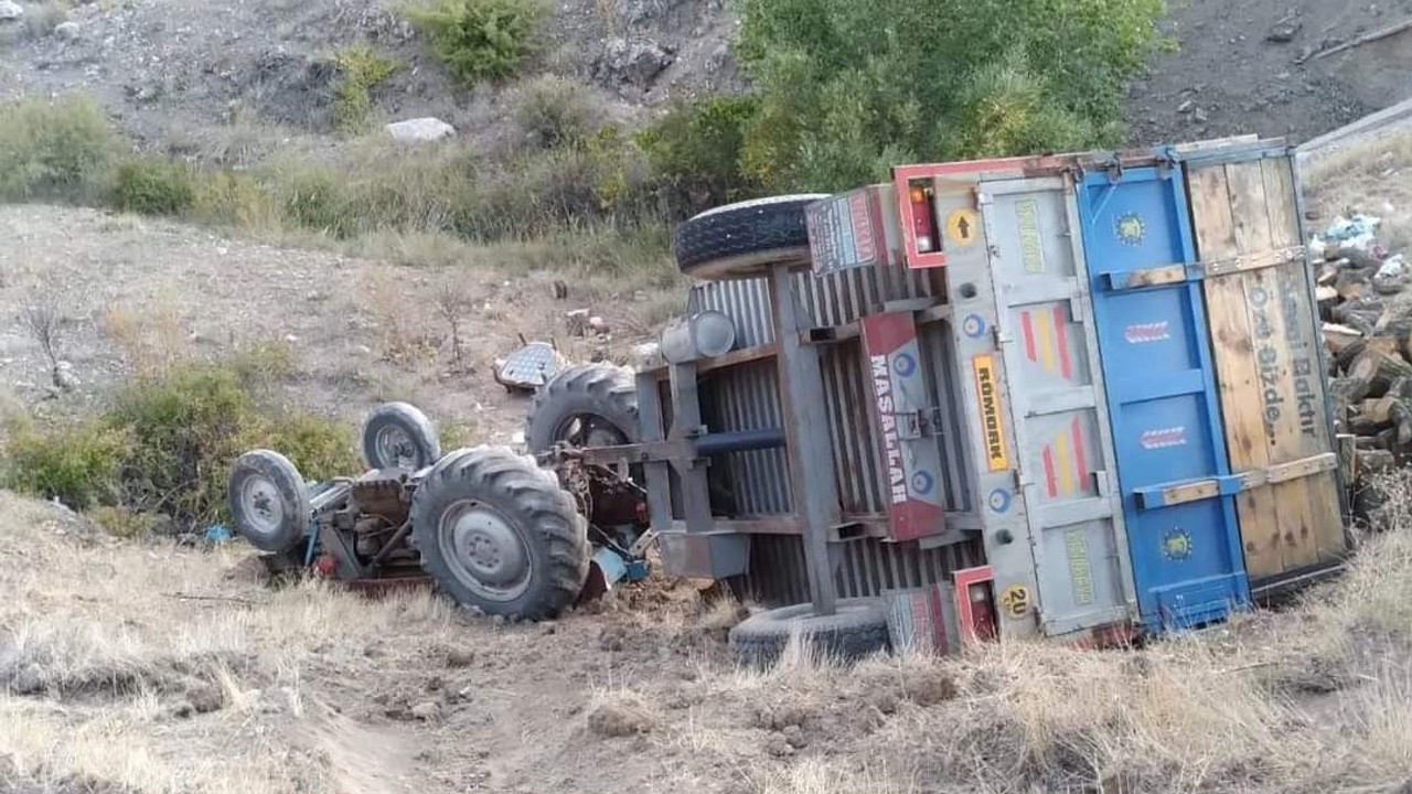 Odun yüklü traktör uçuruma yuvarlandı