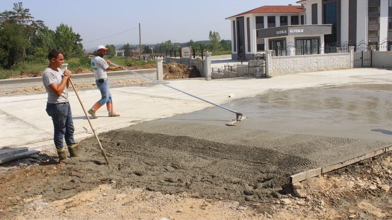 Arifiye'de beton yol çalışmaları sürüyor