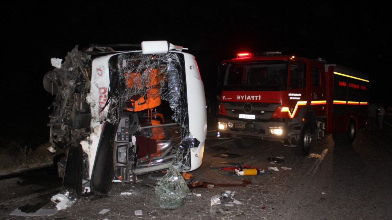 Tarım işçisi taşıyan midibüs ile otomobil çarpıştı: 4 ölü, 6 yaralı 