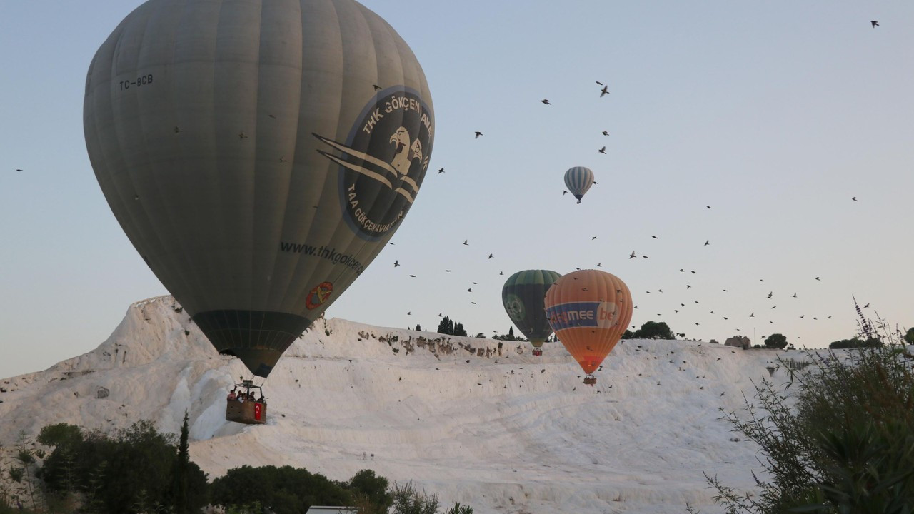 Sıcak hava balonları Türk bayraklarıyla havalandı