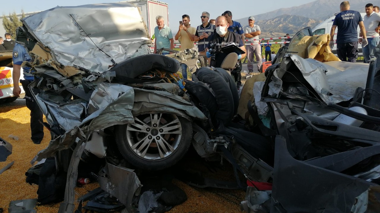 Manisa’da 3 kişinin öldüğü kazada tır sürücüsü tutuklandı