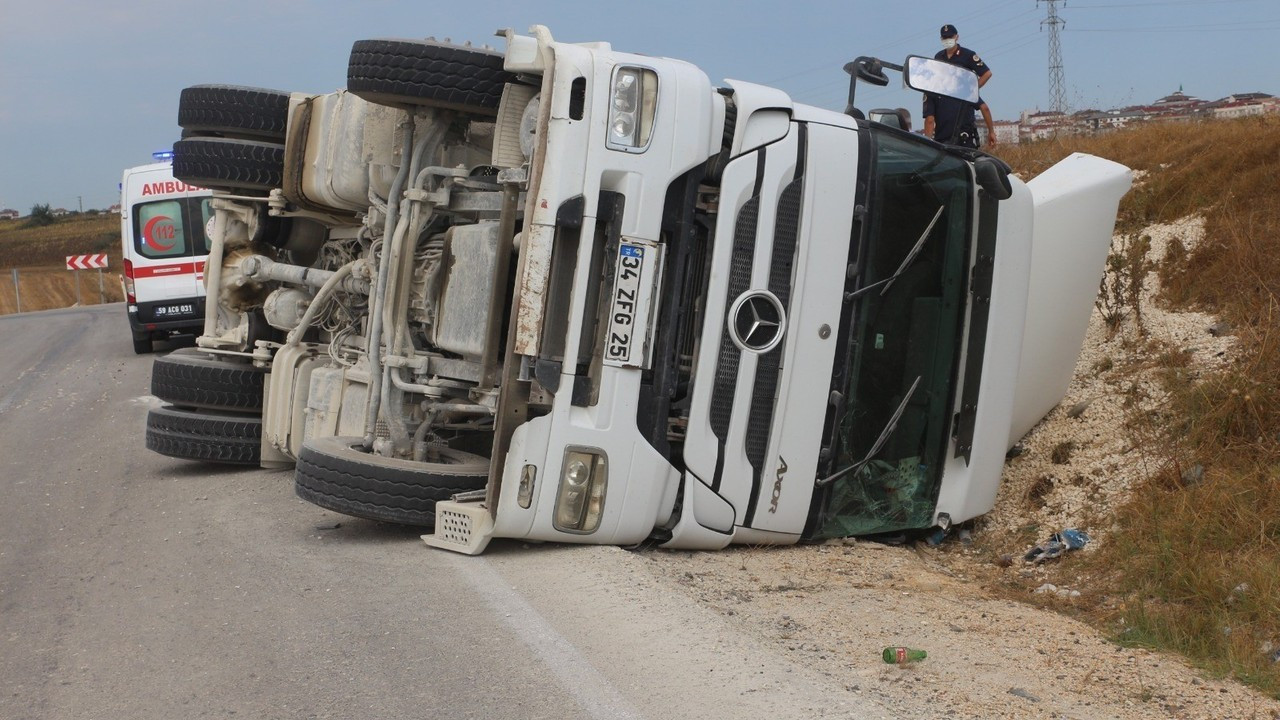 Mıcır dolu kamyon şarampole devrildi