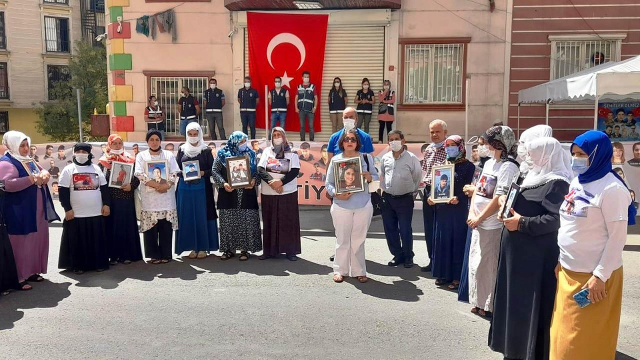 HDP önündeki anne: Buraya evlatlarımız için geliyoruz