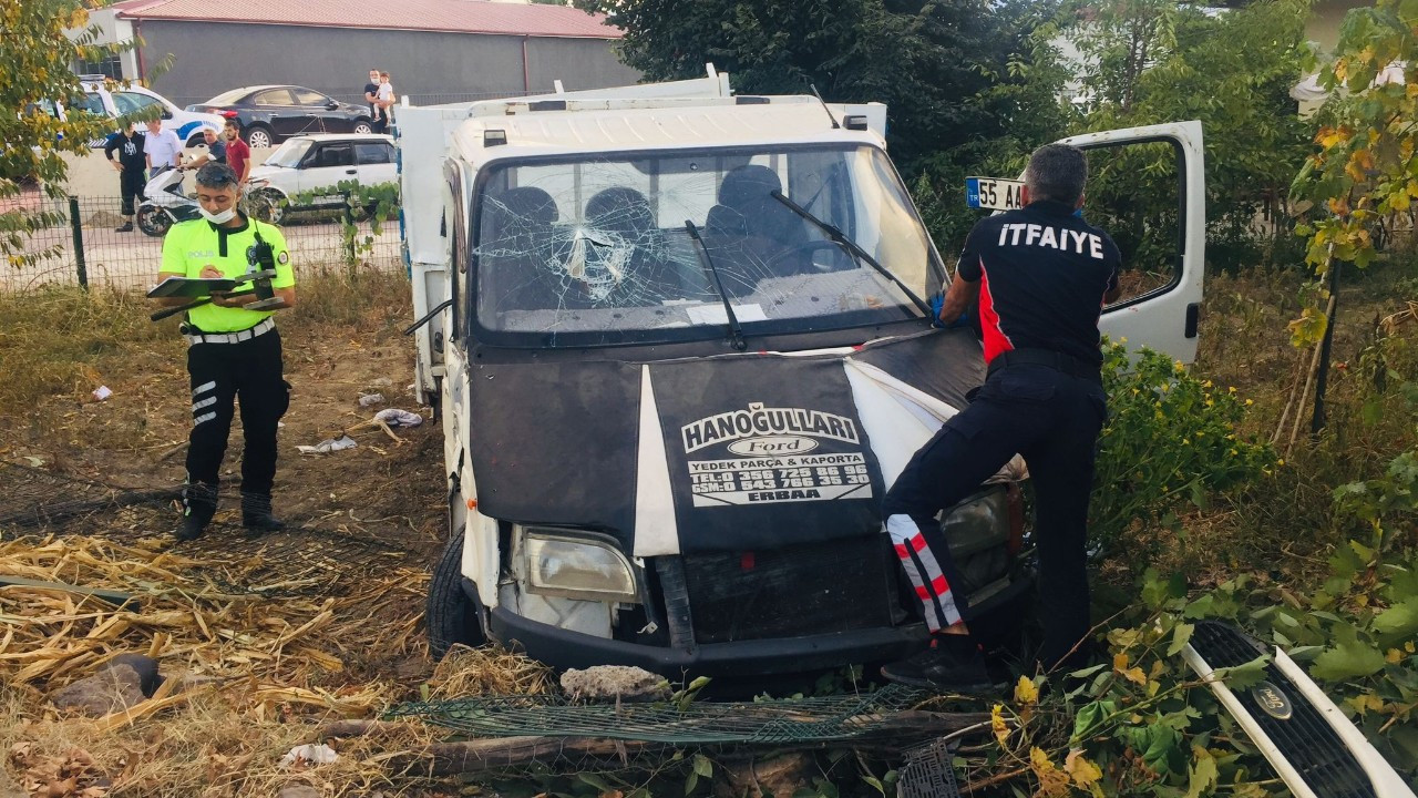 Beton direğe çarpan kamyonet bahçeye girdi: 1 ölü, 1 yaralı