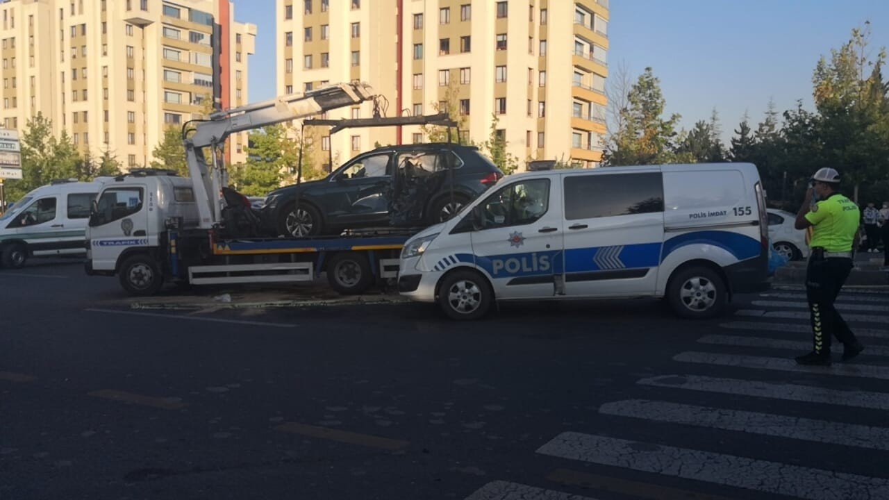 Ankara'da trafik ışıklarının çalışmadığı öne sürülen kavşakta kaza: 2 ölü, 2 yaralı