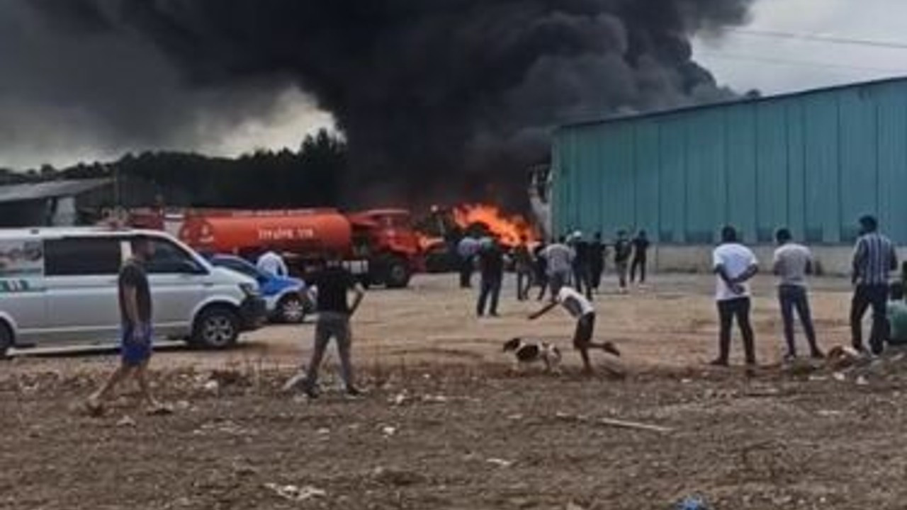 Geri dönüşüm fabrikasında çıkan yangın, palet üretim tesisine sıçradı