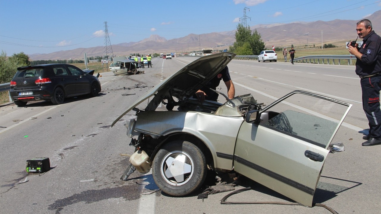 Erzurum’da feci kaza, araç ikiye bölündü:5 yaralı