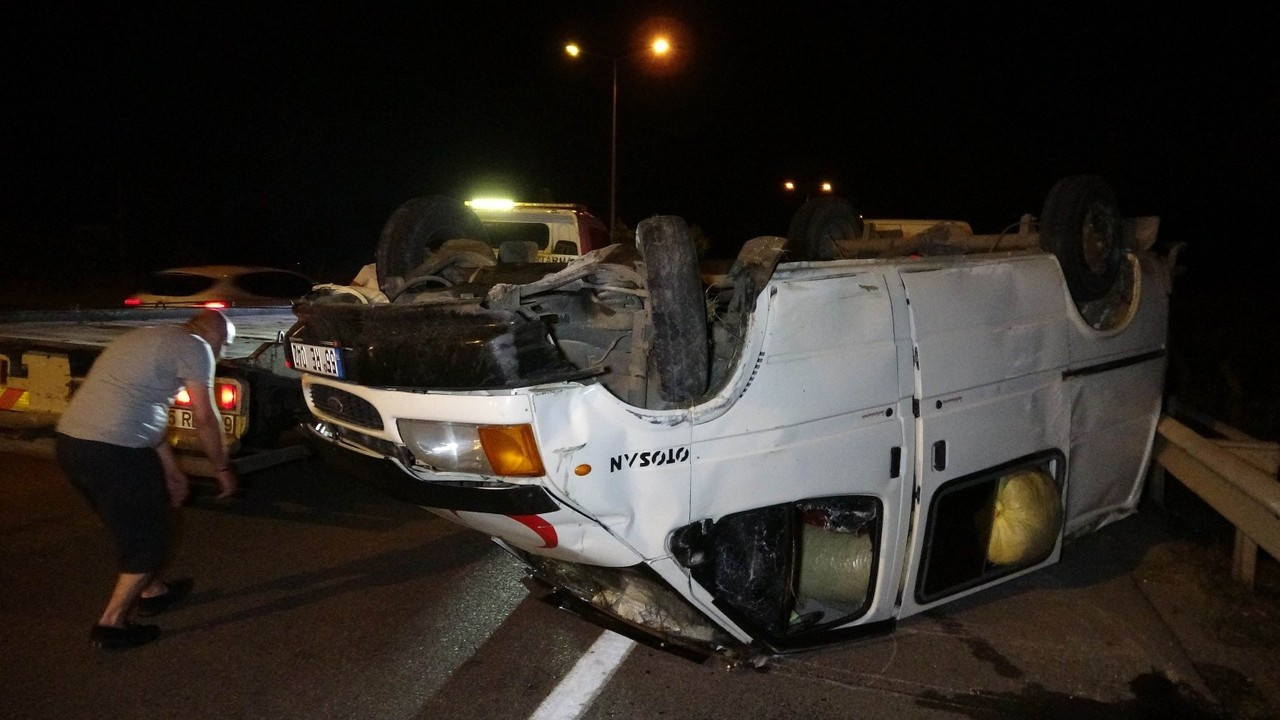 Fındık yüklü minibüs takla attı: 3 yaralı