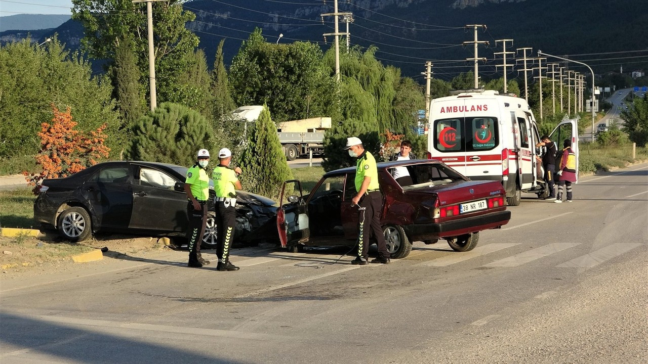 İki otomobil kavşakta çarpıştı: 4’ü kadın 6 yaralı