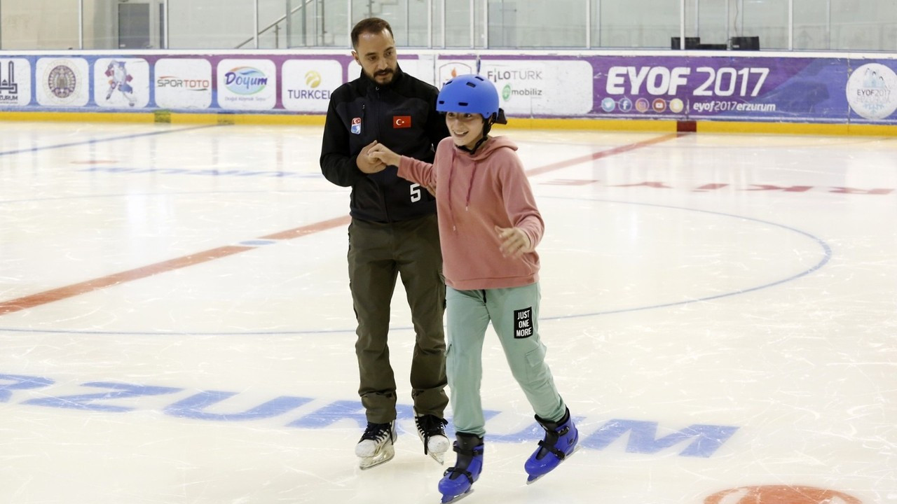 Erzurum'da engelli çocuklar için buz pateni kursu açıldı