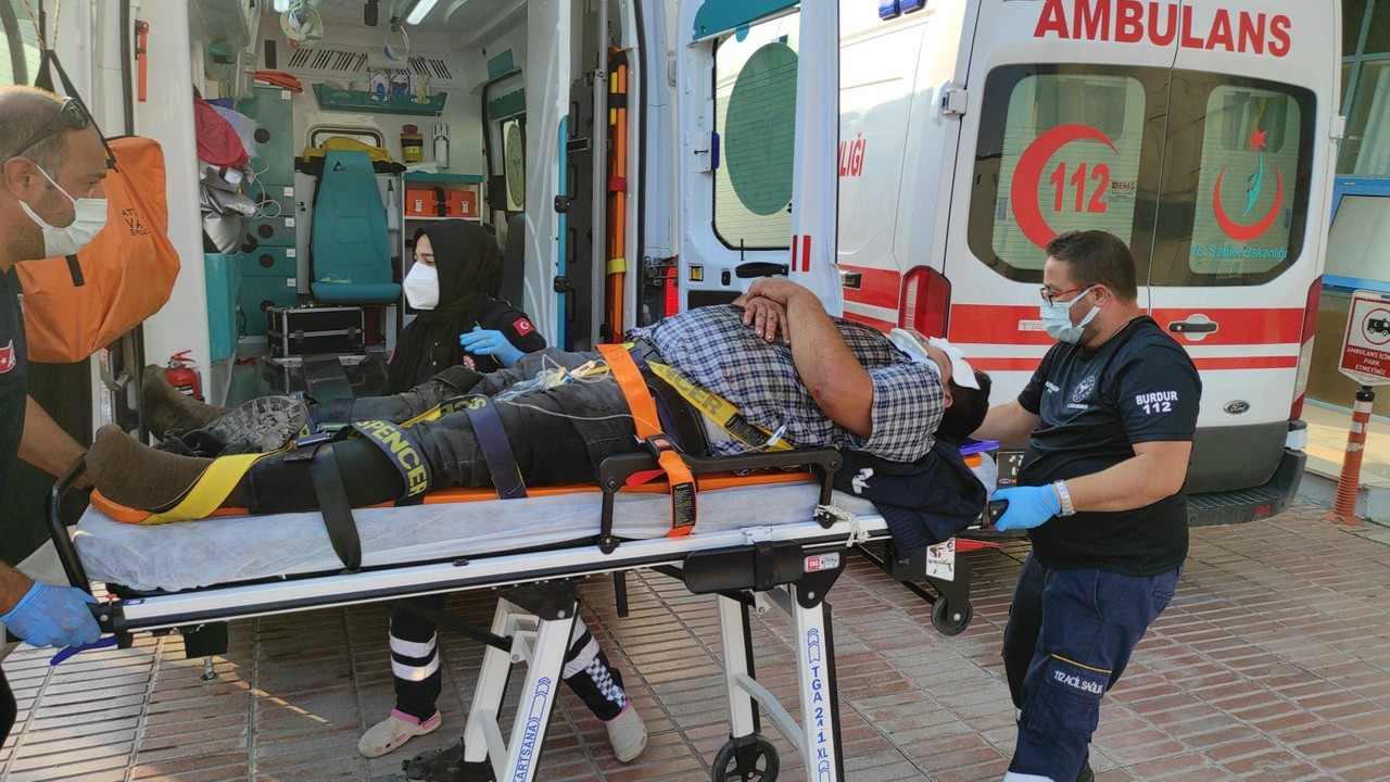 Burdur'da 2 kaza: 1'i ağır 3 yaralı