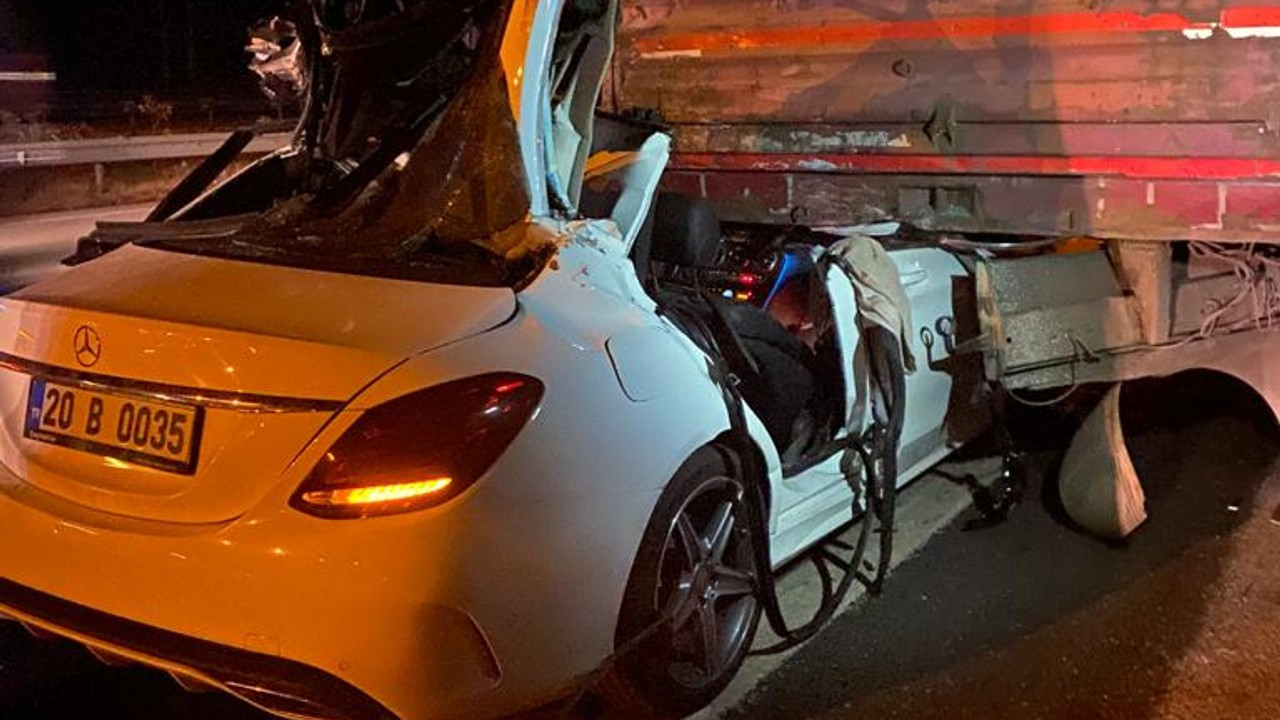 TIR'a çarpan otomobildeki üç kardeşten biri polis 2'si öldü, 1'i ağır yaralandı