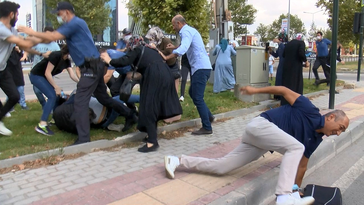 Kadın sürücüye saldırdılar, polis biber gazıyla müdahale etti