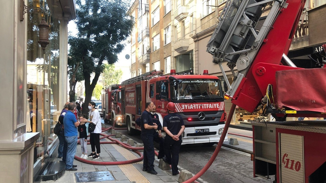 Pendik’te 5 katlı binada çatı yangını