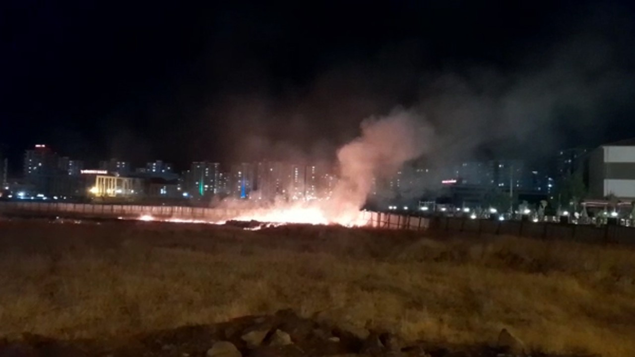 Diyarbakır'da atılan 'havai fişek' yangın çıkardı