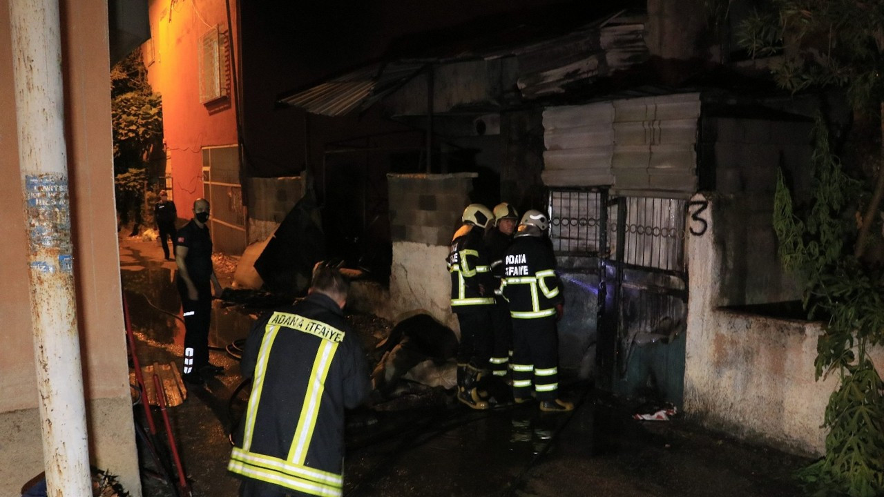 Adana’da müstakil evi benzin döküp ateşe verdiler