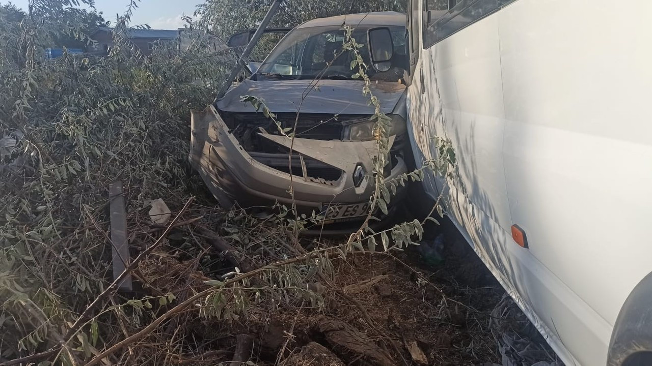 Elazığ’da 2 kişinin yaralandığı kaza anı kameraya yansıdı