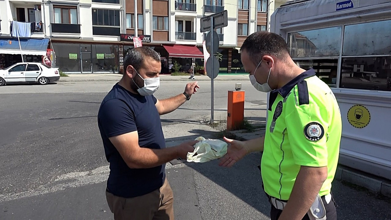 Poşet içinde bulduğu 50 bin lirayı polise teslim etti