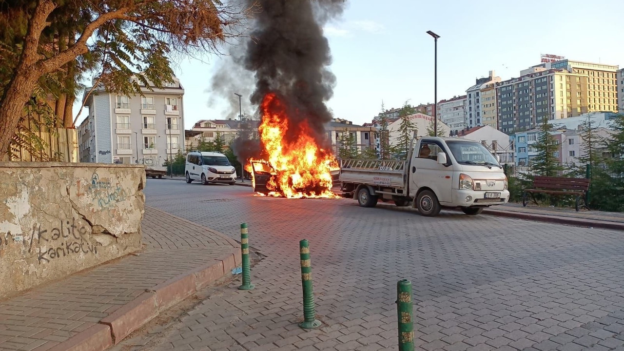 Park halindeki araç alev alev yandı