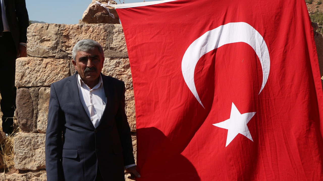 Geride kalan enkaza 34 yıldır Türk bayrağı asıyor