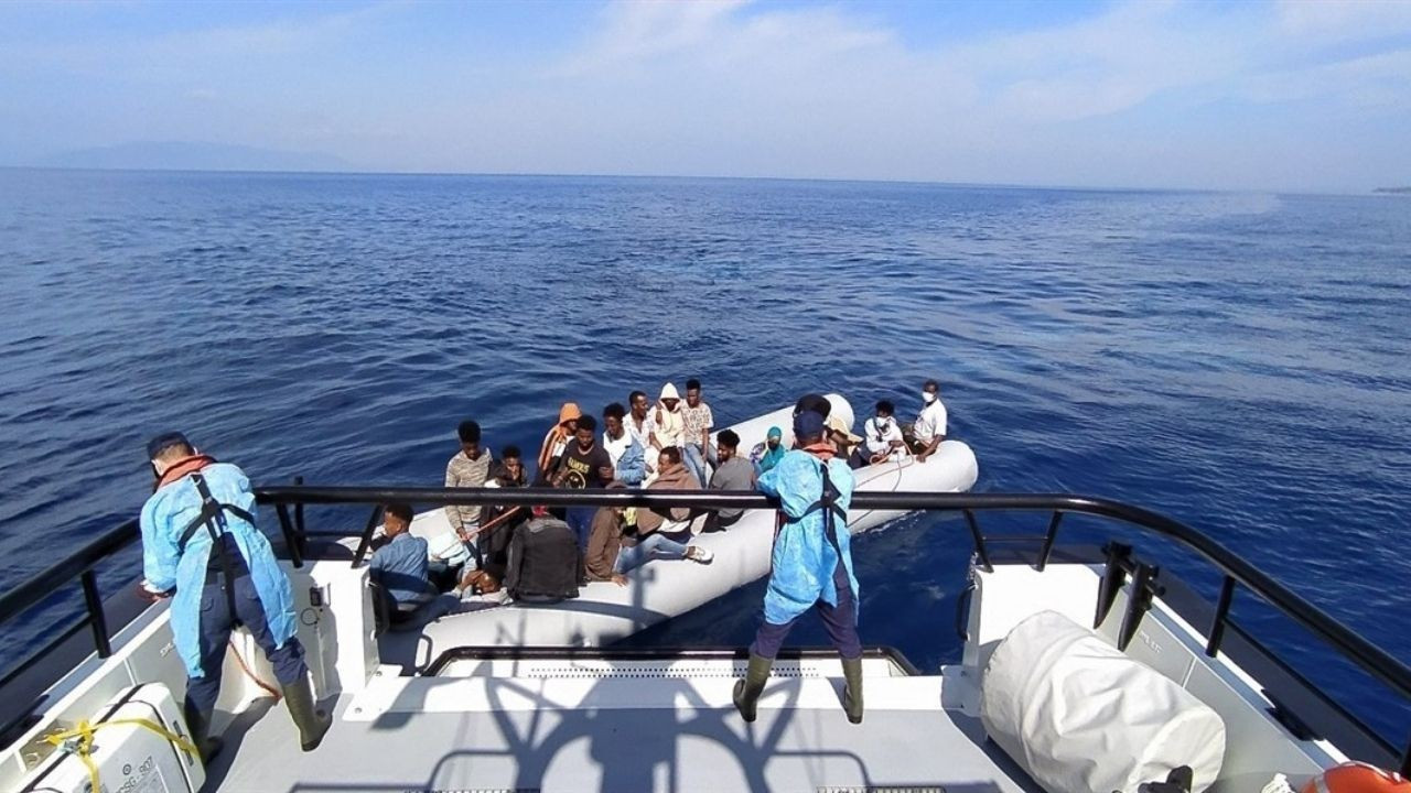 İzmir açıklarında 58 düzensiz göçmen kurtarıldı