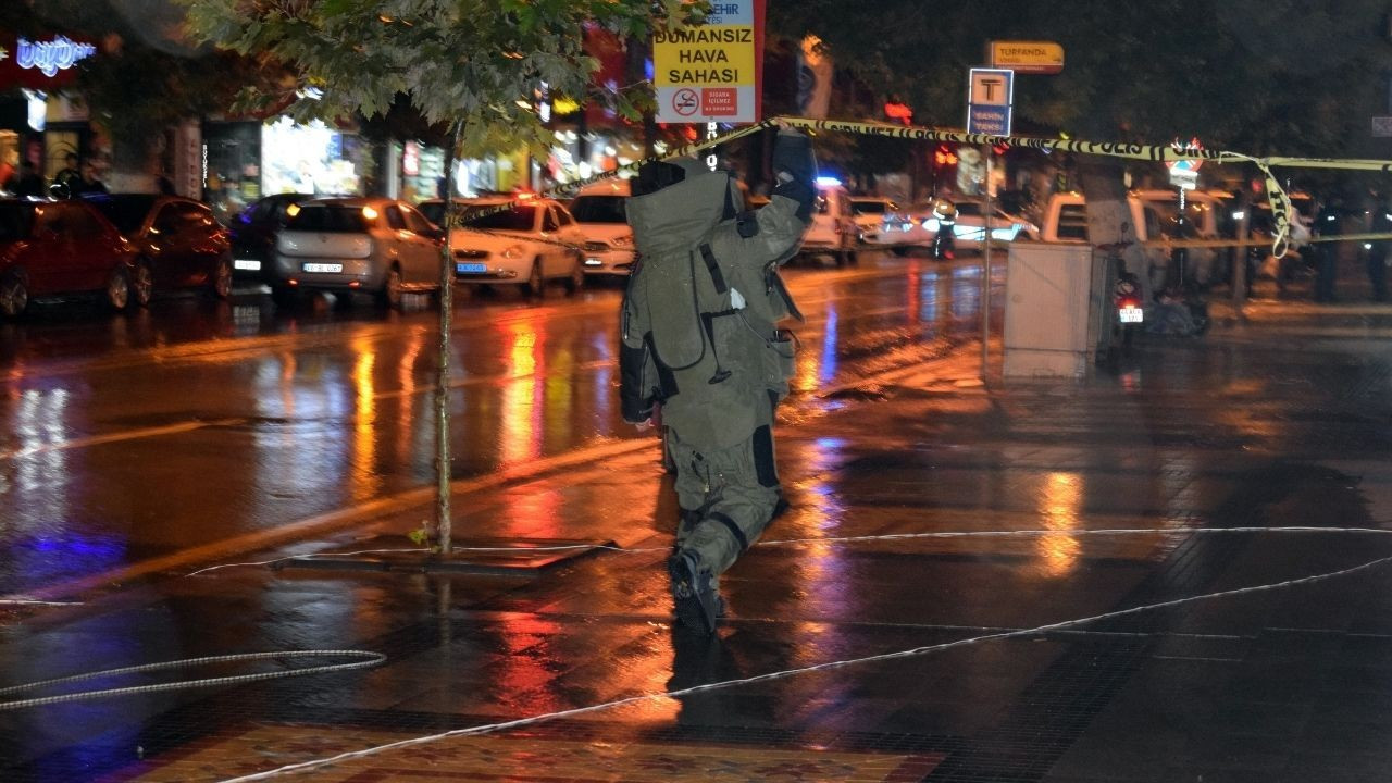 ATM'de unutulan paket fünyeyle patlatıldı