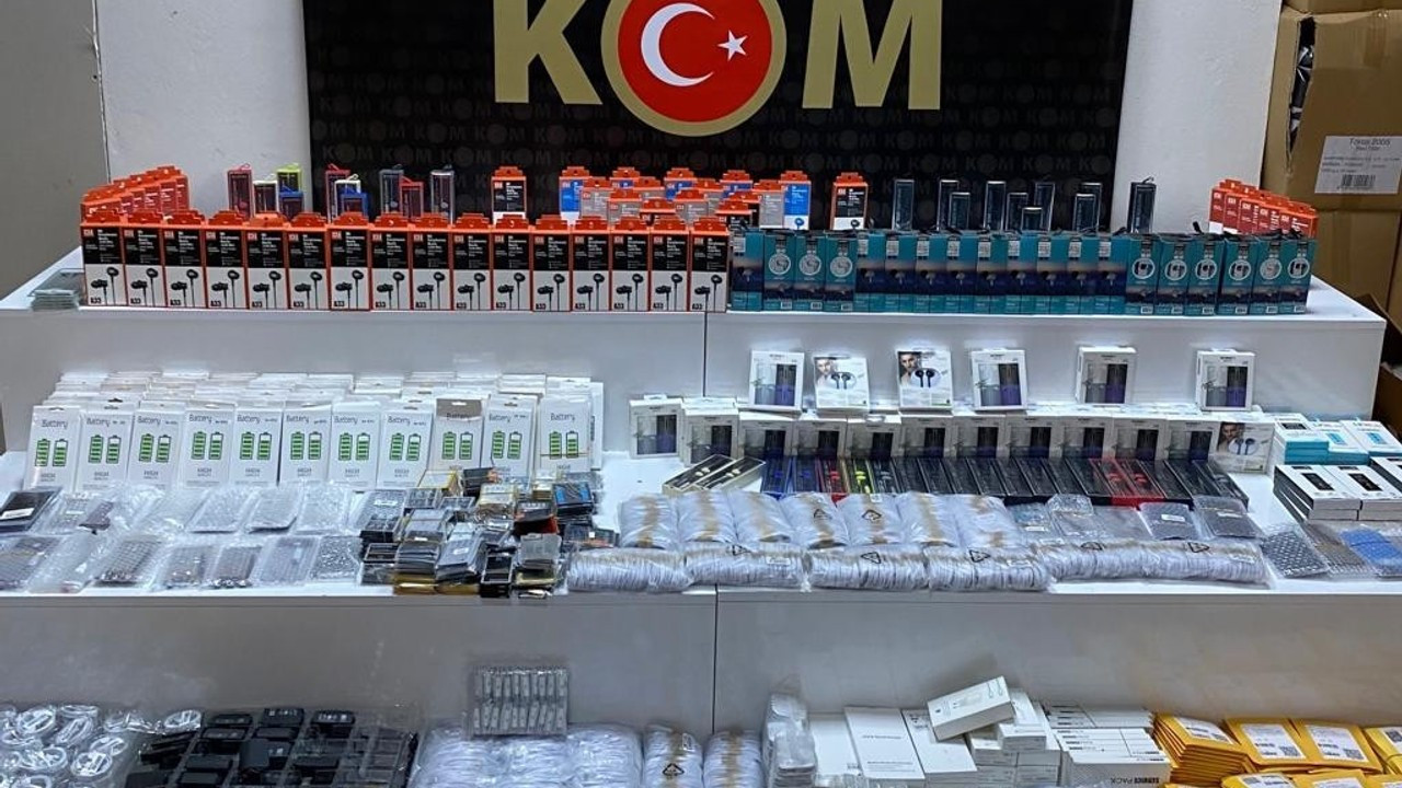 Samsun’da bin 997 adet kaçak cep telefonu malzemesi ele geçirildi