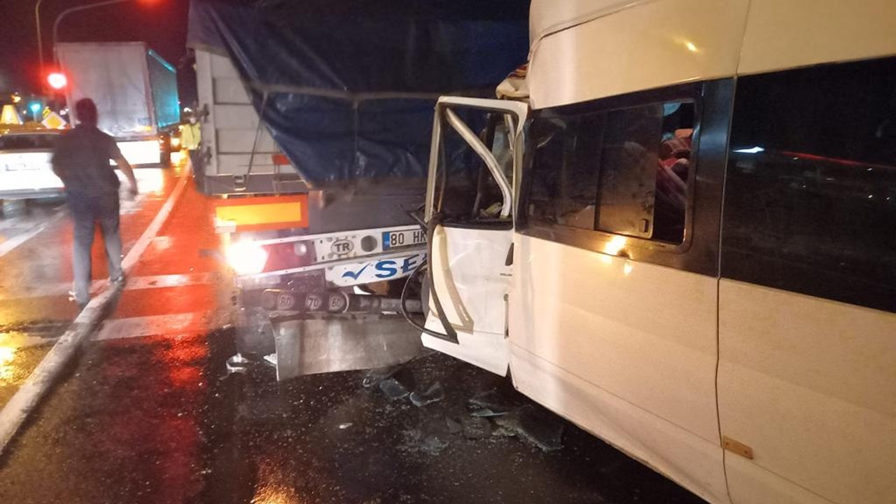 Tarım işçilerini taşıyan minibüs, TIR'a çarptı: 5'i çocuk 17 yaralı